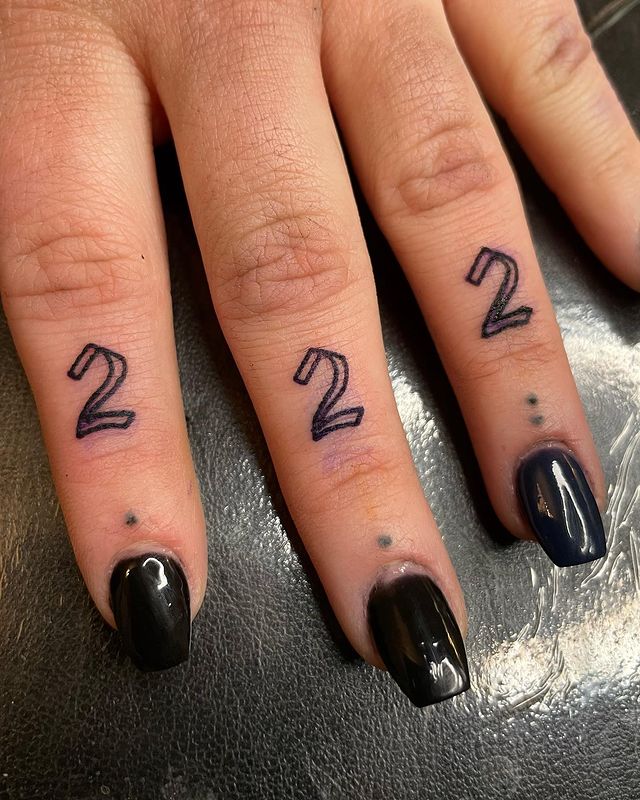 tatouage 222 doigts