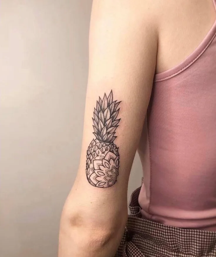 Tatouage ananas et mandala 