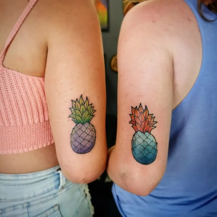 Tatouages d'ananas colorés et assortis @trevormantra