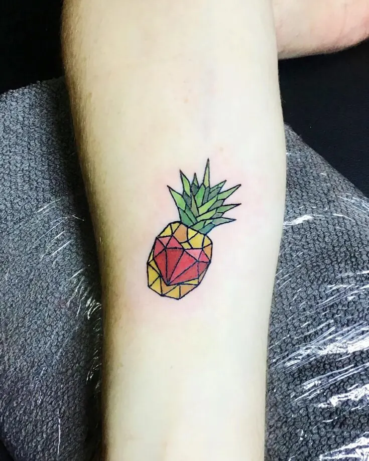 Tatouage géométrique d'ananas