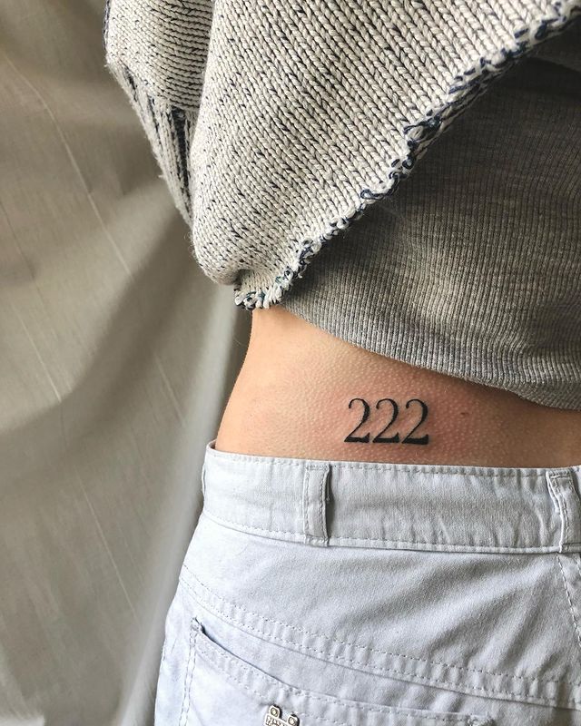tatouage 222 hanche