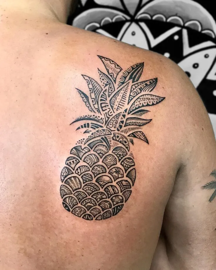 Tatouage d'ananas sur l'épaule 