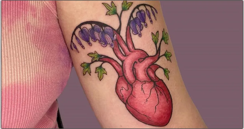 Signification Tatouage cœur anatomiques avec fleurs 