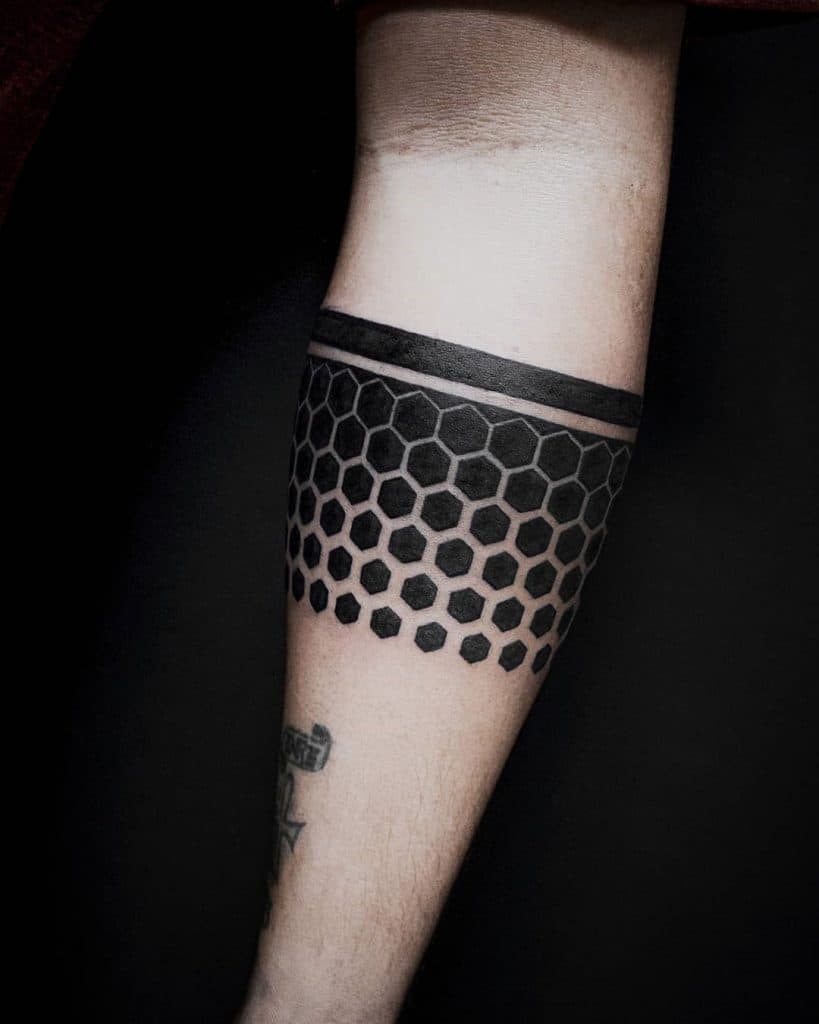 Tatouage de brassard hexagonal