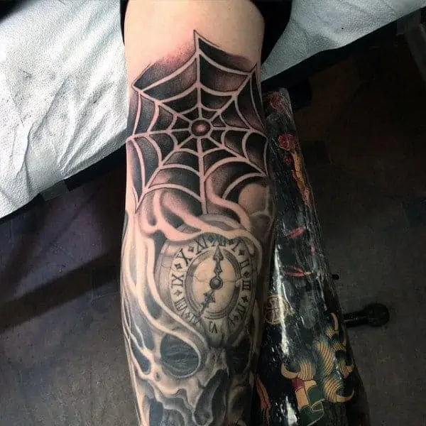 Signification du tatouage de toile d'araignée au coude