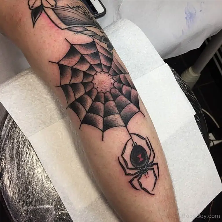 Signification du tatouage de coude en toile d'araignée
