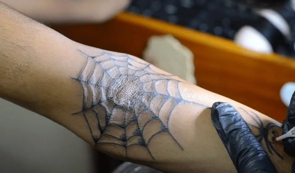 Signification du tatouage de coude en toile d'araignée