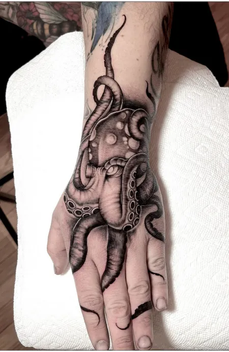 Tatouages de Kraken sur la main