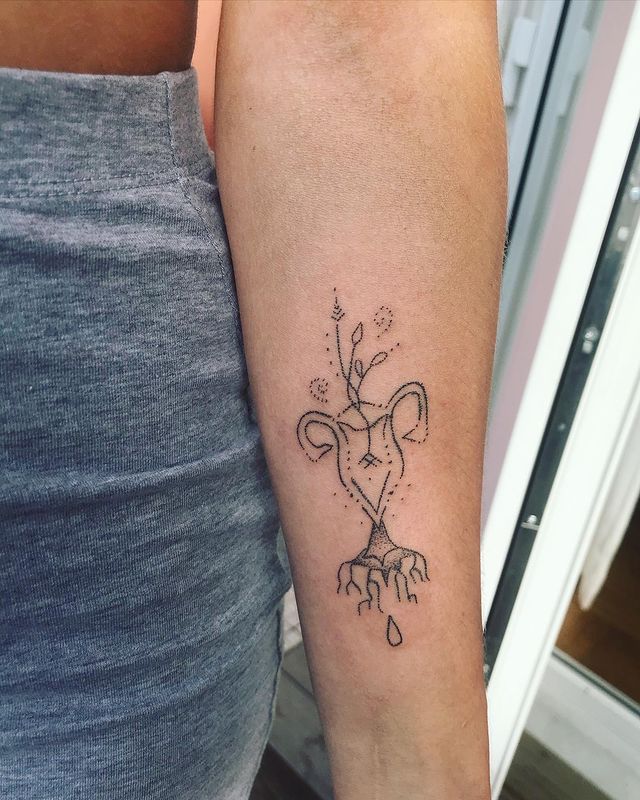 tatouage uterus sur le bras