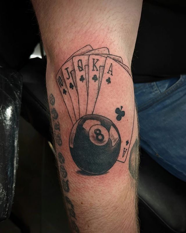 tatouage de la boule 8 pour l'amitié et l'amour du jeu