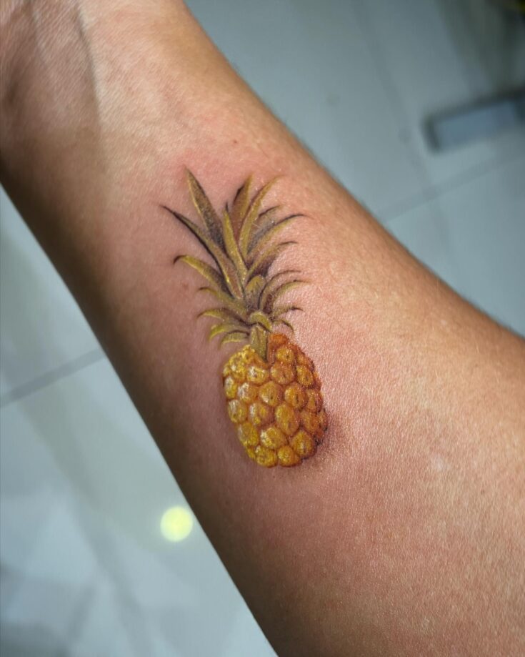 Mini tatouage réaliste d'ananas en couleur @luxurytattoocancun
