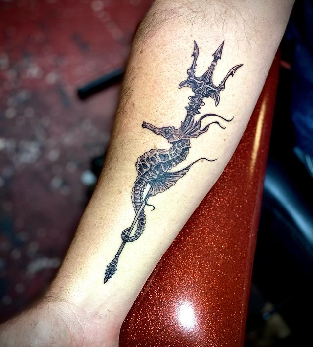 tatouage Hippocampe enroulé autour d'un trident