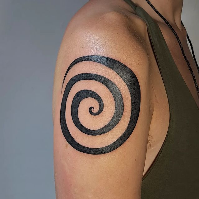 tatouage en spirale épaule