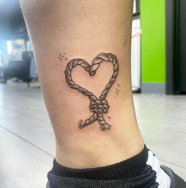 tatouage de corde en forme de cœur