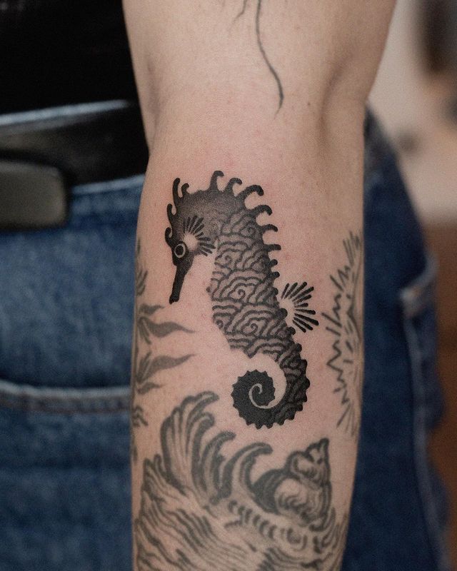 tatouage d'hippocampe bras