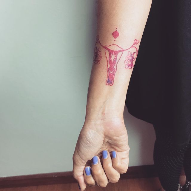 tatouage uterus avant bras