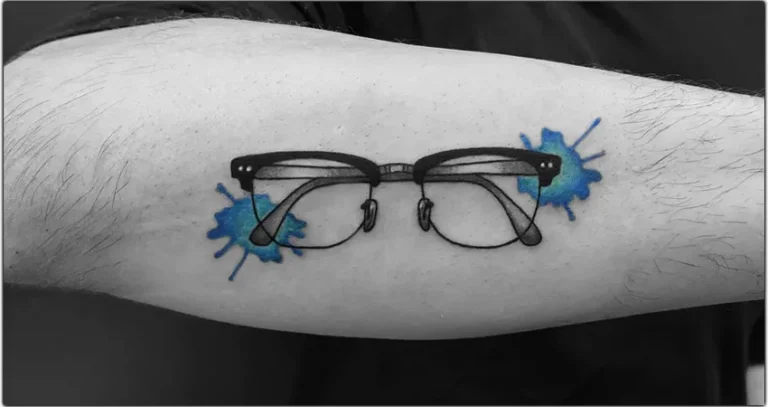Tatouages de lunettes : Symbolisme, significations et plus