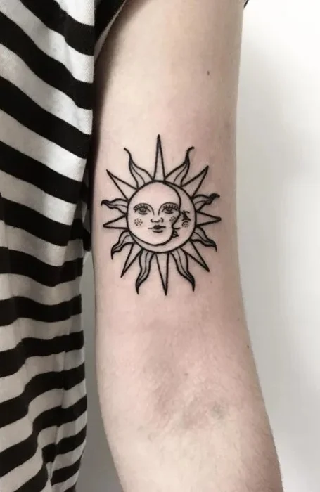 Tatouage simple du soleil et de la lune
