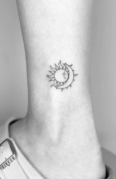 Tatouage simple du soleil et de la lune