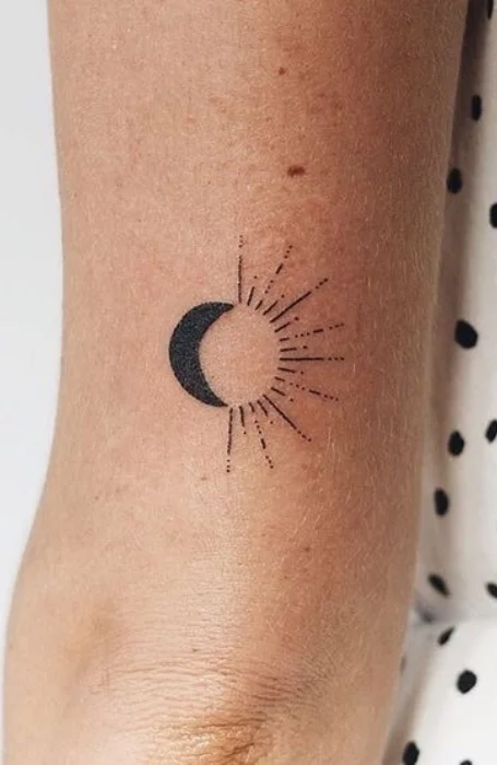 Petit tatouage du soleil et de la lune