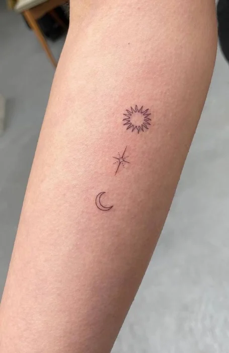 Tatouage du soleil, lune et étoile