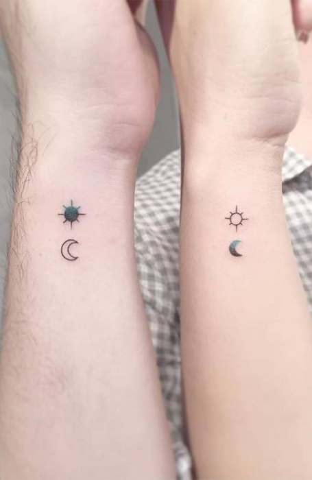 Tatouages assortis du soleil et de la lune