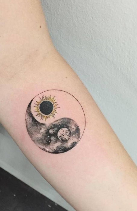 Tatouage Yin Yang du soleil et de la lune