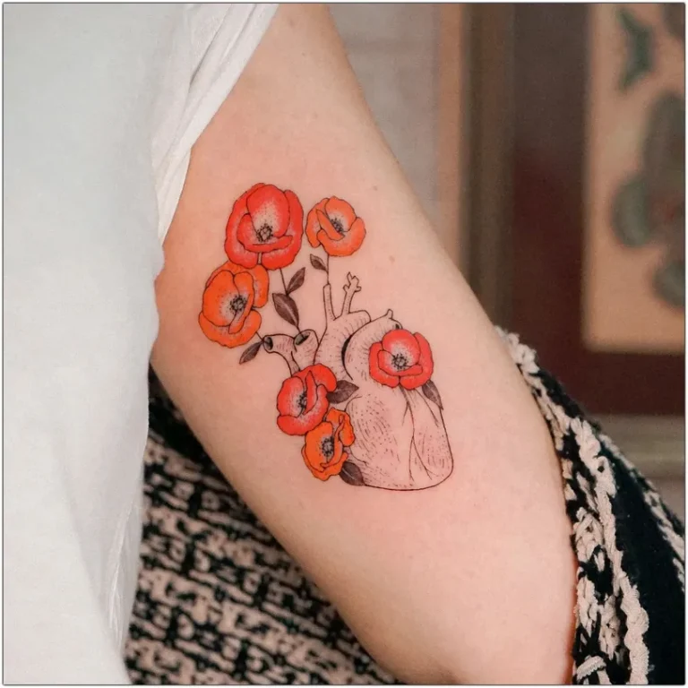 Signification Tatouage cœur anatomique avec fleurs