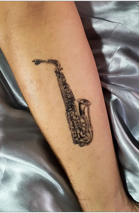 Tatouage de saxophone