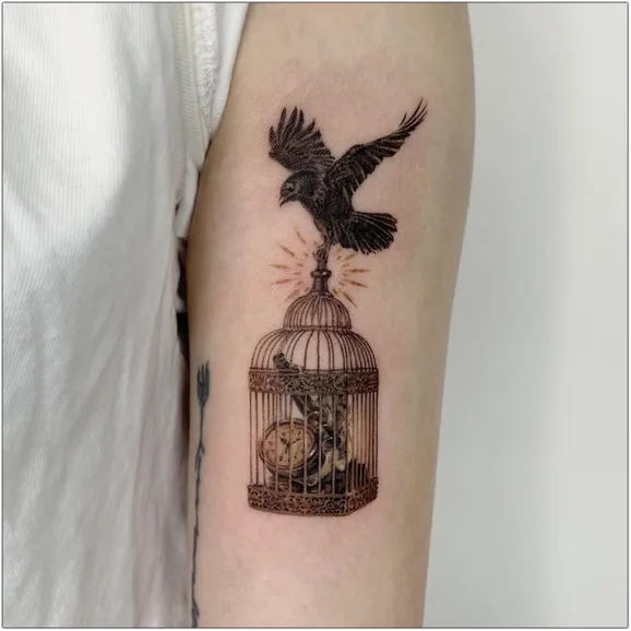 Tatouages de cage d’oiseau : Histoire, signification et motifs