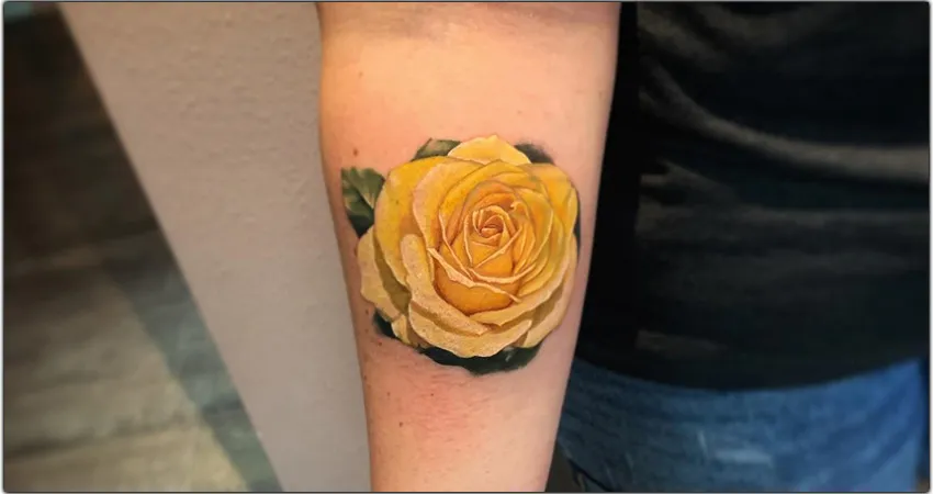 Tatouage des roses jaunes
