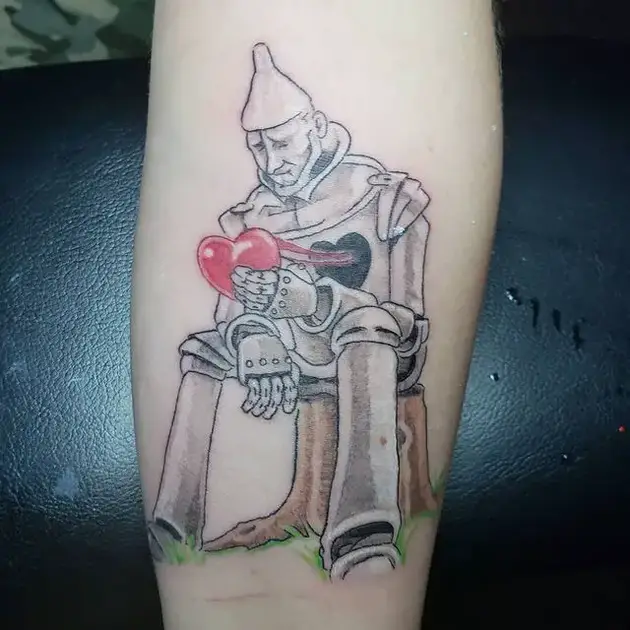 tatouage d'homme d'étain