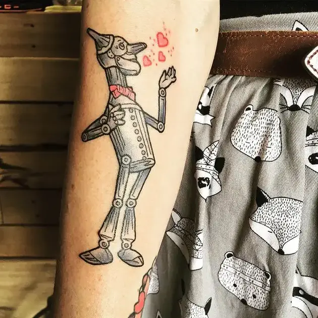 tatouage d'homme d'étain