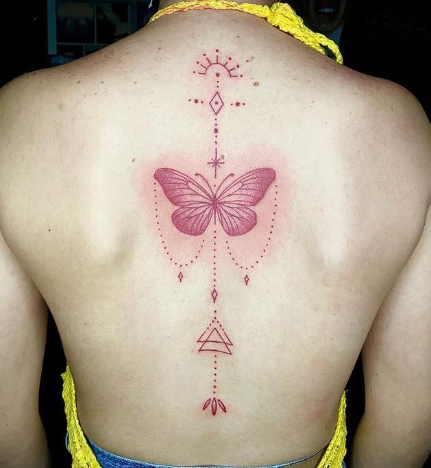 tatouage dos papillon rouge