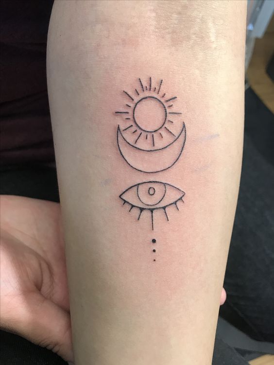 Signification du tatouage des yeux, soleil et lune (Sainte Trinité?)