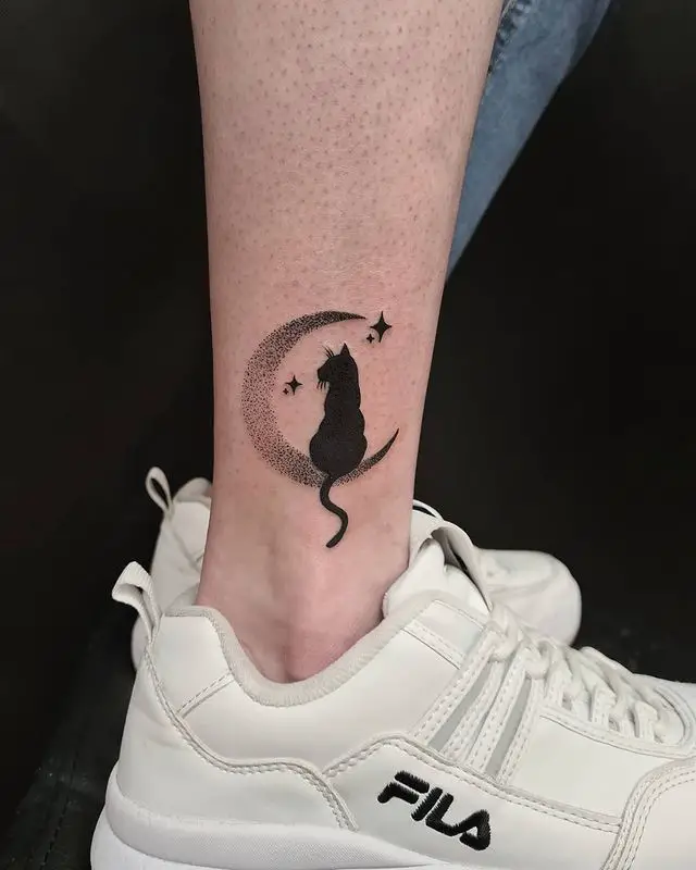 Signification du tatouage chat et lune (fantaisie ou amour ?)