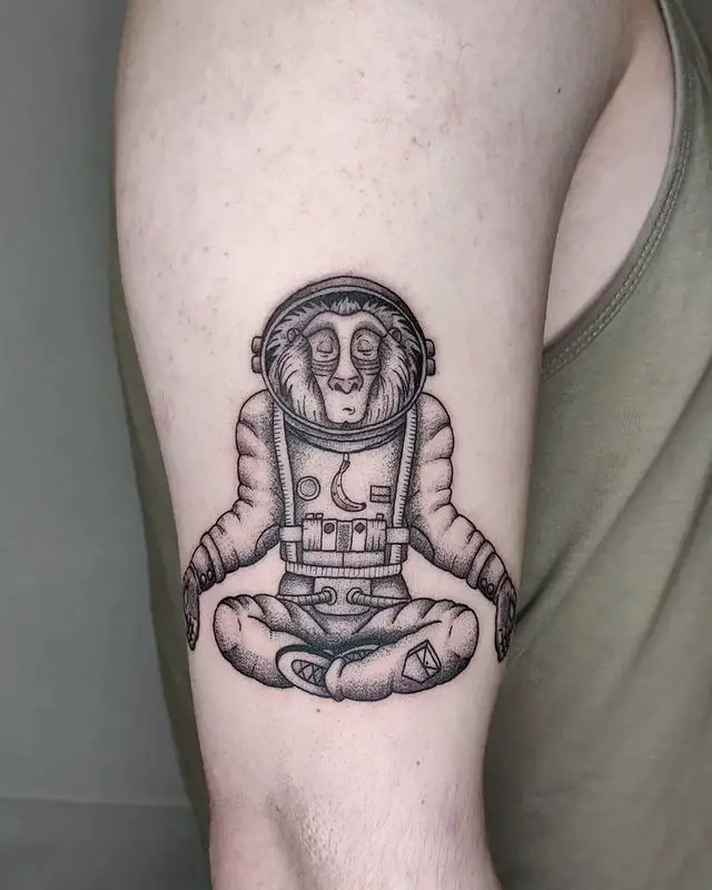 tatouage de singe astronaute