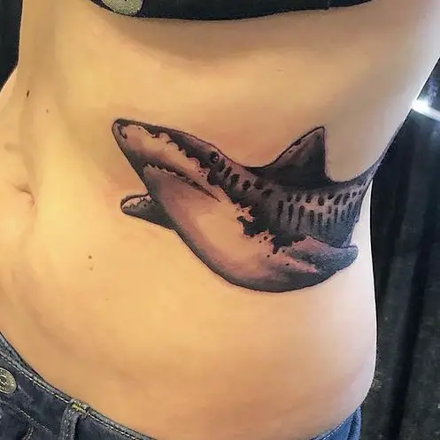 Tatouage de côte de requin-tigre