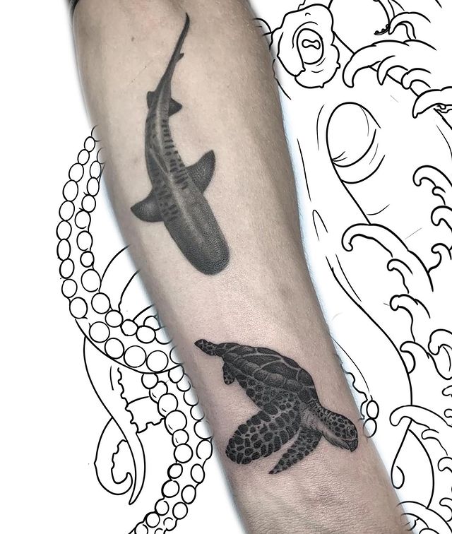 Tatouage requin-tigre et tortue de mer