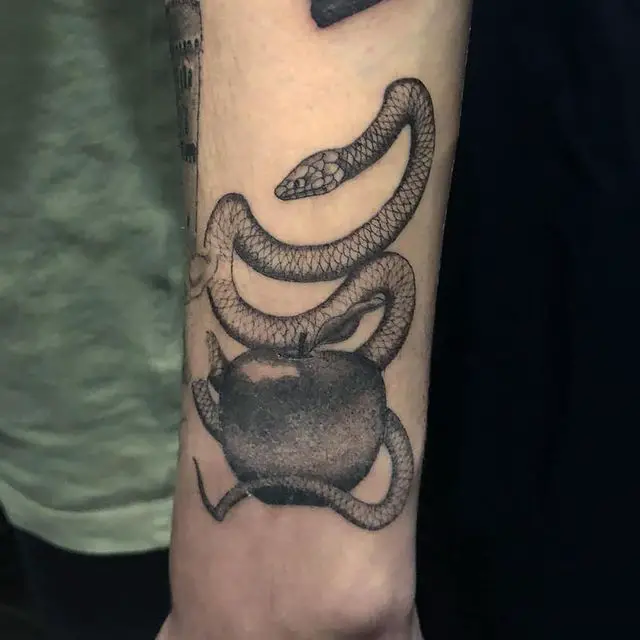 tatouage pomme serpent