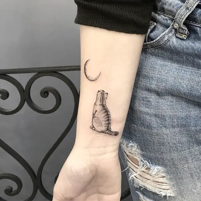 Tatouage bras chat et lune