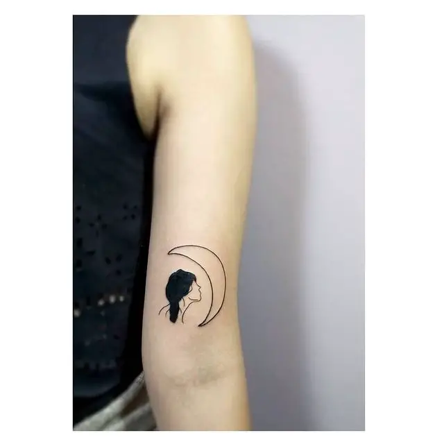 Tatouage fille et lune