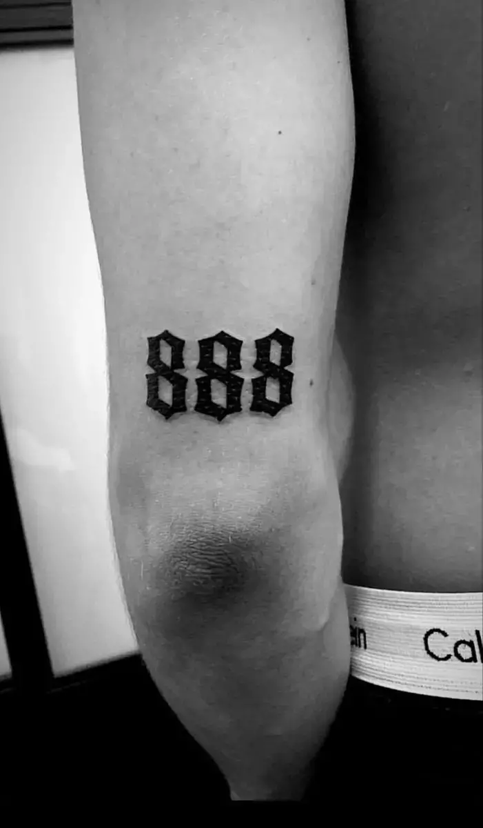 Coude 888 tatouage numéro d'ange